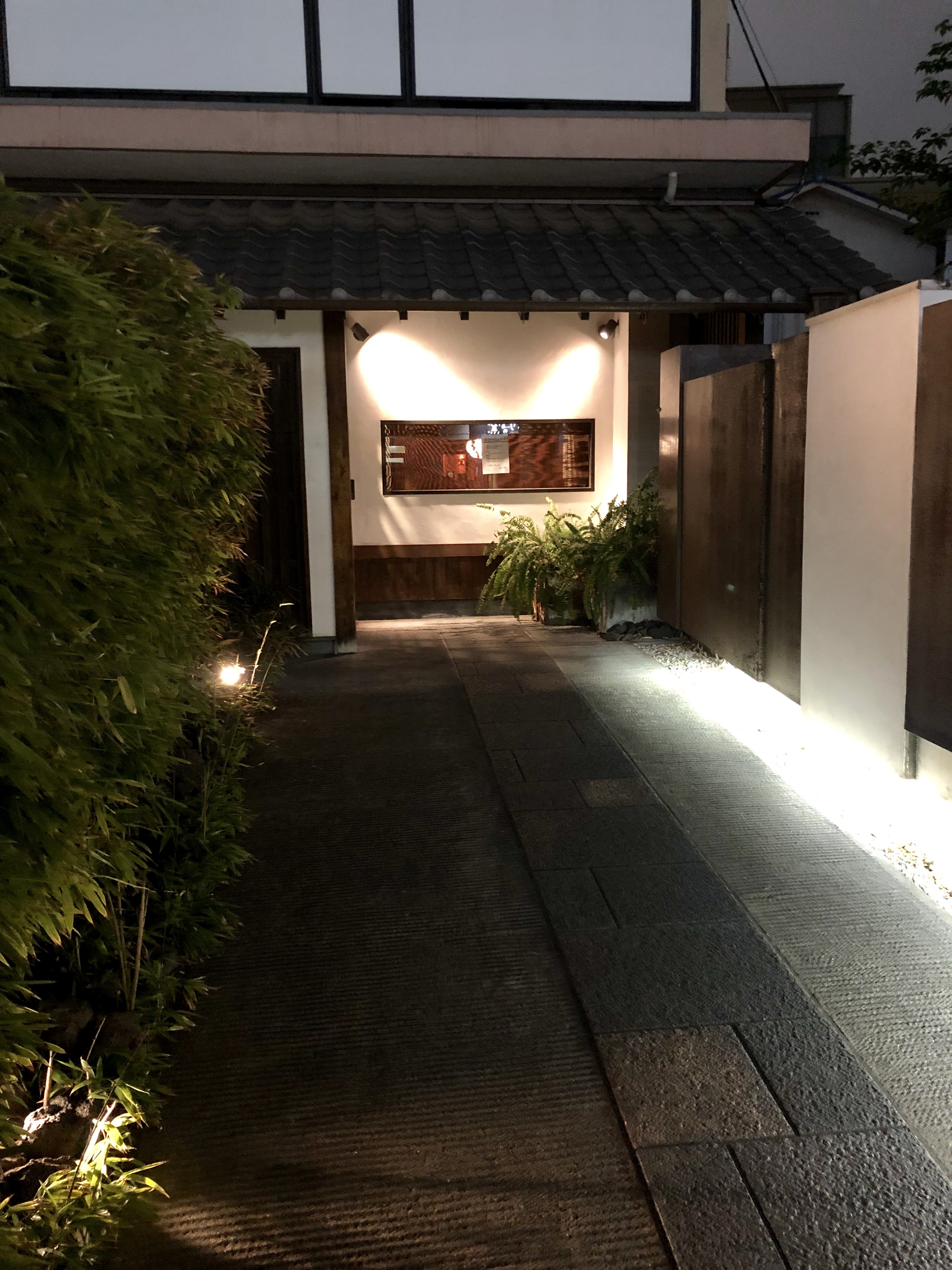 きんぎょの庭のような入り口への通路